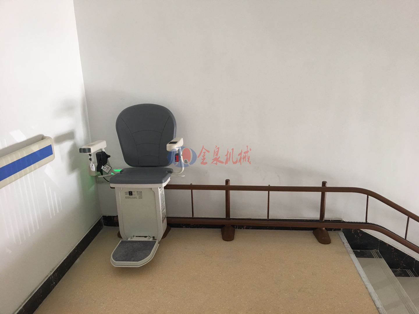 <b>濟(jì)南某醫(yī)院斜掛座椅電梯安裝完畢</b>